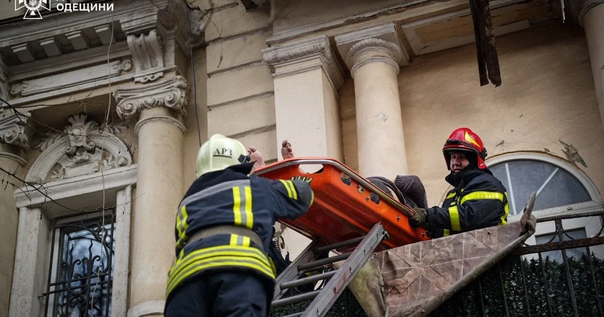 У центрі Одеси балкон провалився всередину будинку: двох жінок рятували з пастки