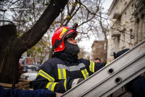 У центрі Одеси балкон провалився всередину будинку: двох жінок рятували з пастки