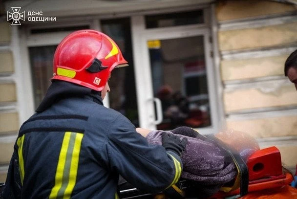 У центрі Одеси балкон провалився всередину будинку: двох жінок рятували з пастки